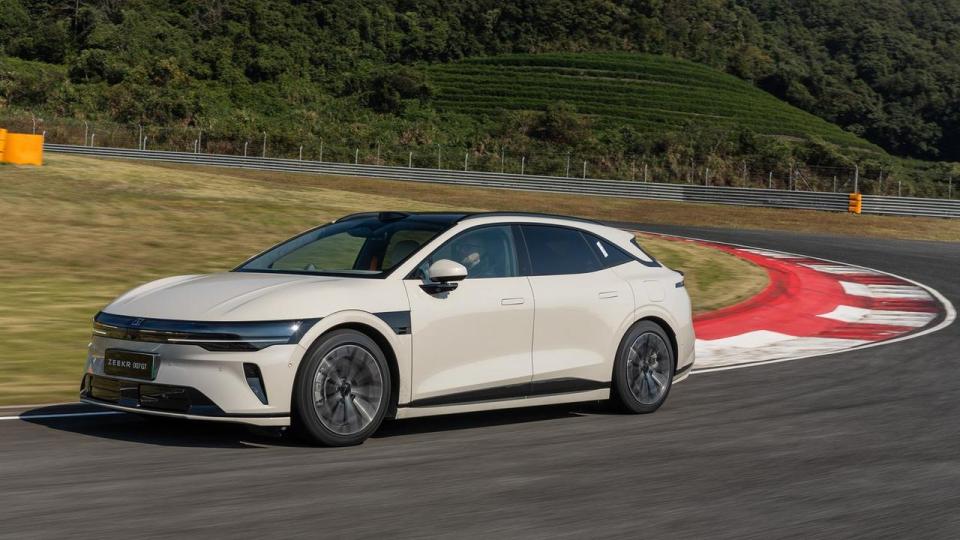 Til en startpris på 324.900 kr. ligner den nye stationcar en rigtig spændende konkurrent til VW ID.7. Den har også potentiale som firmabil.
