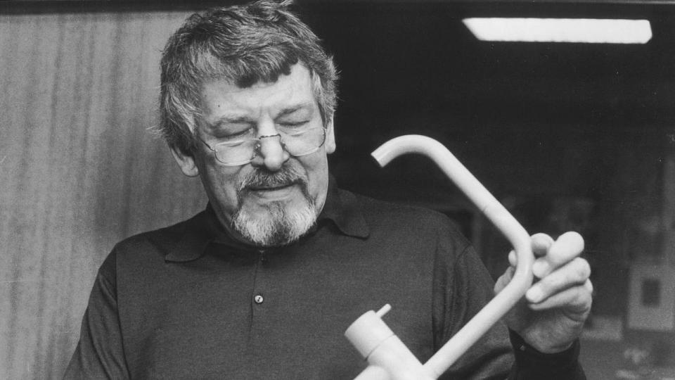 Verner Overgaard stiftede Vola i 1968. Han gik bort i 1997. Nu vil hans efterkommere sælge hans livsværk.