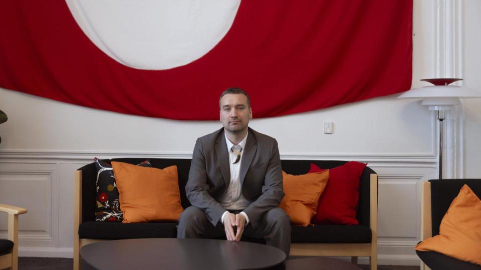 Selvom tonen fra Danmark er ændret i det nye regeringsgrundlag, nager gamle konflikter om svigt og ansvar stadig, mener Qarsoq Høegh-Dam (N).