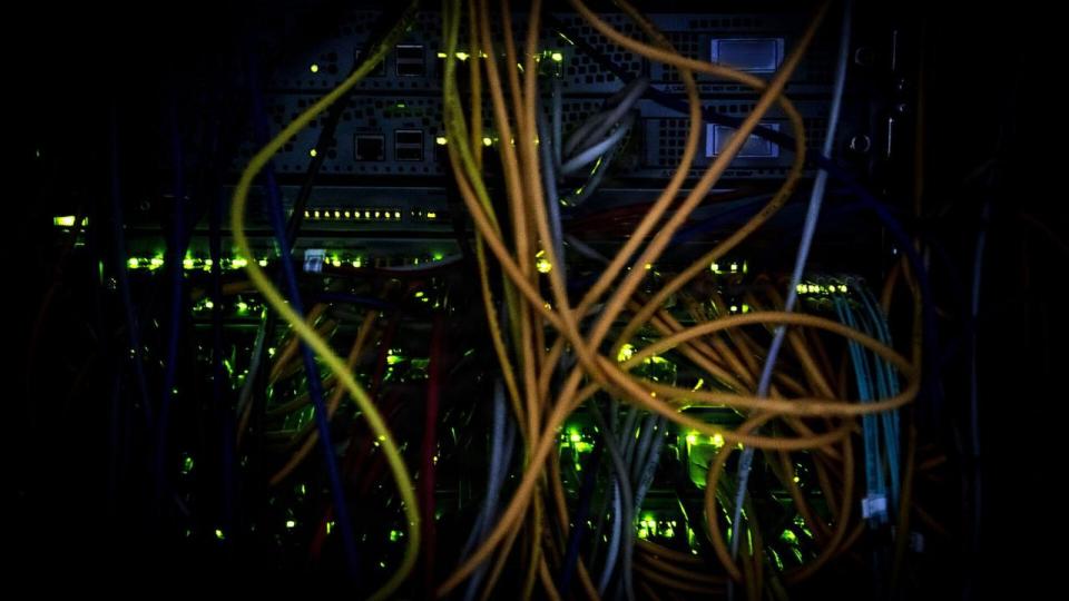 Virksomheden har sit eget skræddersyede it-system til at sende penge til Iran.