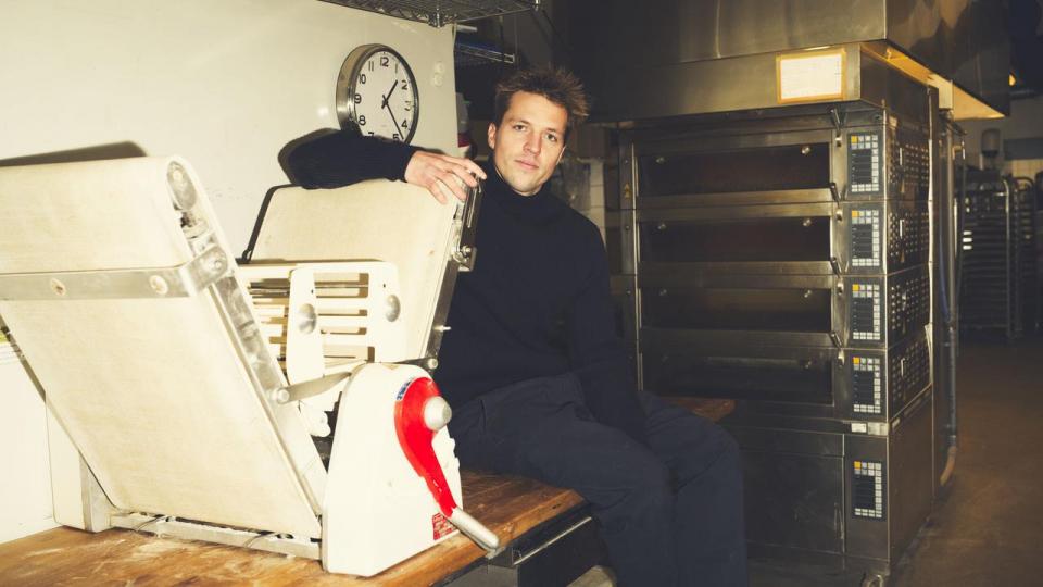 Bl.a. et nyt mikrobageri skal bidrage til at lokke kunder til Lynæs Surfcenter i årets kolde måneder, fortæller medejer Johan Ingversen.