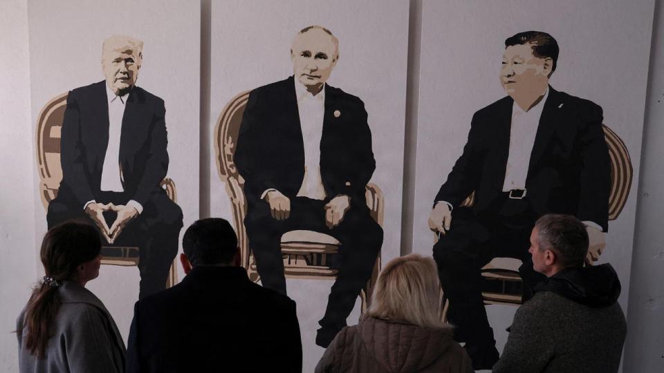 Kunstværket her hedder Yalta 2.0 og billedet er taget i februar 2025 i et kunstgalleri i Livadia Park i Jalta på Krim. En prognose om, hvordan præsidenterne Donald Trump, Vladimir Putin og Xi Jinping vil dele verden mellem sig.