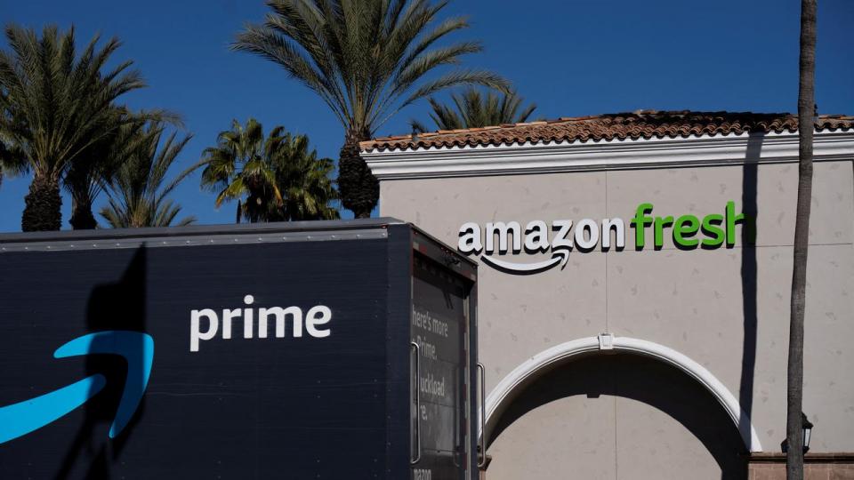De fleste af Amazons butikker omdannes til Whole Foods-butikker, der også ejes af tech-giganten.