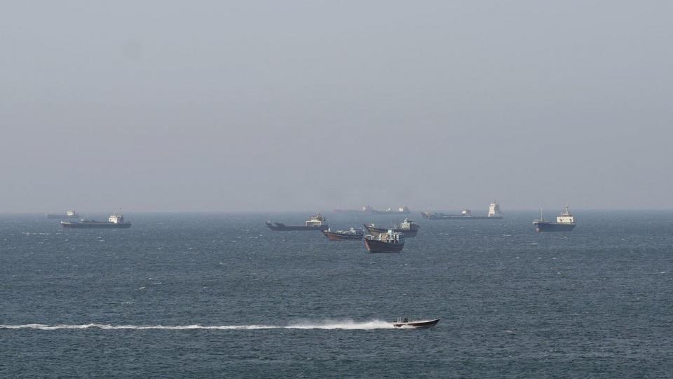 Amerikanske militærhelikoptere patruljerer over Hormuzstrædet fredag.