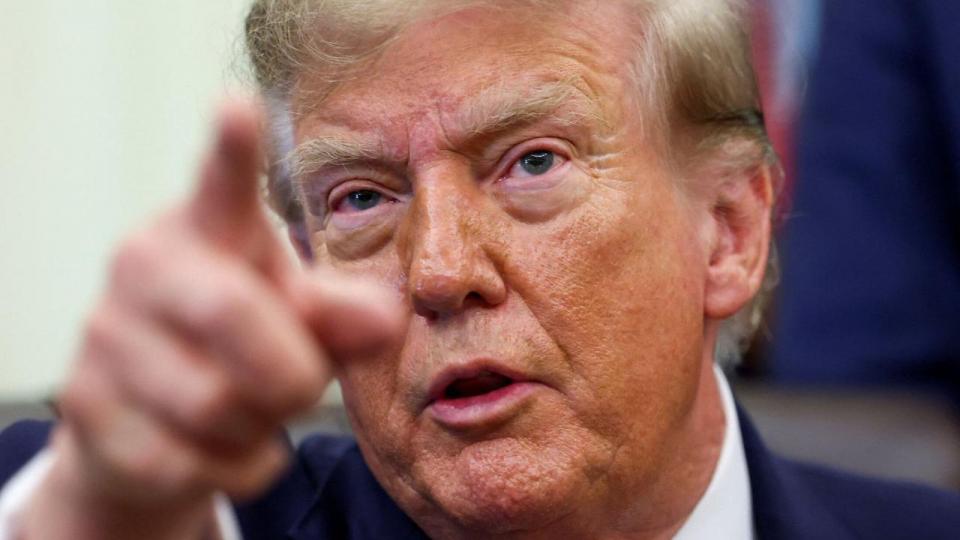 USA's præsident, Donald Trump, siger han gerne vil have Ukraines præsident til at indgå en aftale.