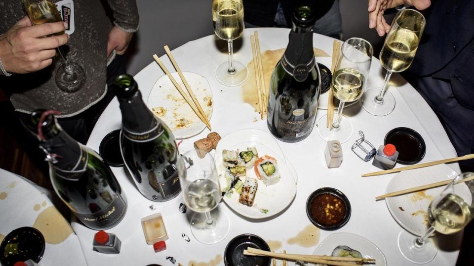 Flere og flere spiser sushi nytårsaften, men champagnen skal man ikke gå ned på. Den er en konstant på den store champagneaften. 