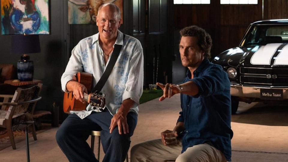 Er Woody Harrelson og Matthew McConaughey i virkeligheden brødre? Det leger de i hvert fald med i Apple tvs nye komedie “Brothers”, der lyder lidt “Klovn”-agtig. Premiere 23. september.