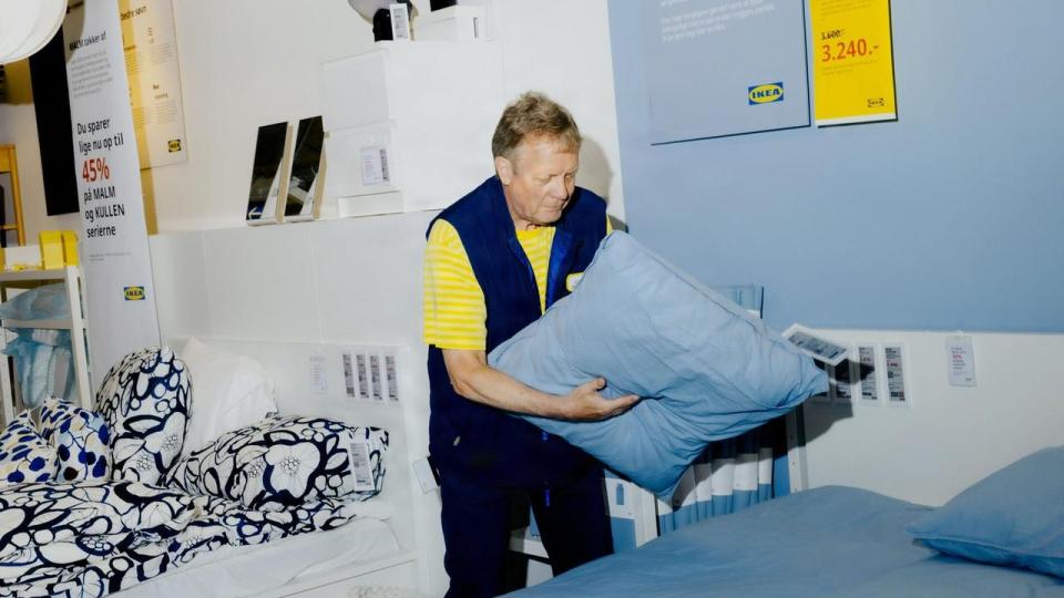 Henrik Jensen var 57, da han fik job i sengeafdelingen hos Ikea Aarhus. Han forventer at blive også efter hans naturlige pensionsalder på 67 år: I dag er han 65: “Det er meget tilfredsstillende, når kunder kommer forbi og siger, de er glade for deres nye seng,” siger han.