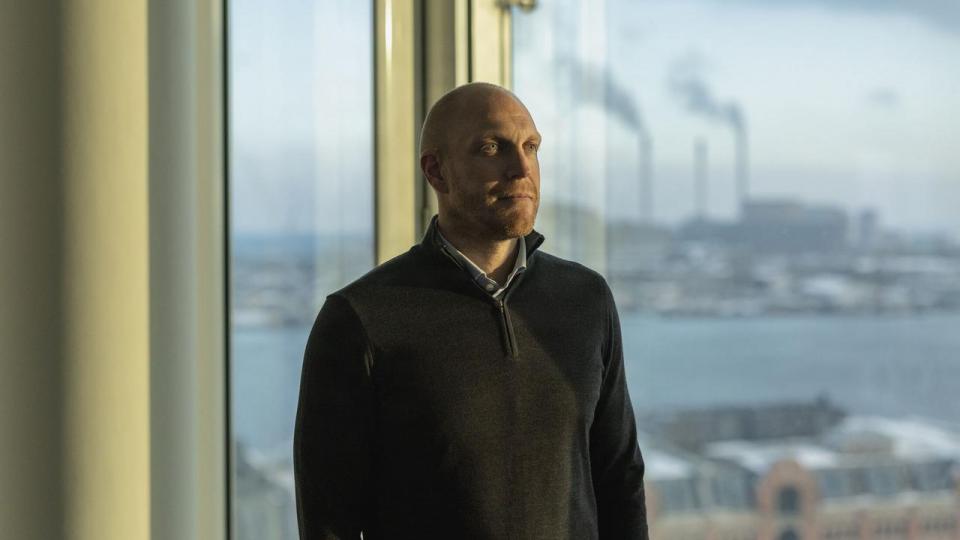 Der er ikke blevet ansat eller afskediget nogen medarbejdere som led i ændringen, fortæller Bo Krag Esbensen. Han skiftede selv til Alm. Brand Group i 2023 efter en karriere som konsulent for McKinsey. Sidste år blev han forfremmet til driftsdirektør for koncernen.