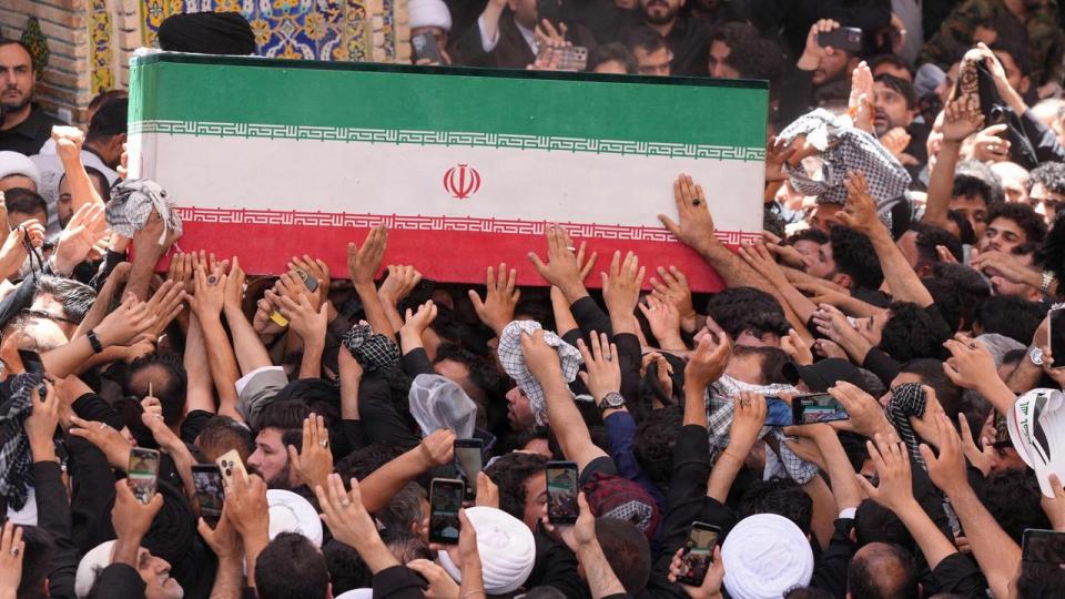 Begravelsen af den afdøde iranske leder, ayatollah Ali Khamenei, varer i seks dage i både Iran og Irak. Her i shiamuslimernes hellige by Najaf i Irak.