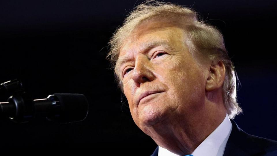 Donald Trump sætter med et dekret pause på en ny lovpakke, som præsidenten selv underskrev i september, og som ville have trådt i kraft søndag.