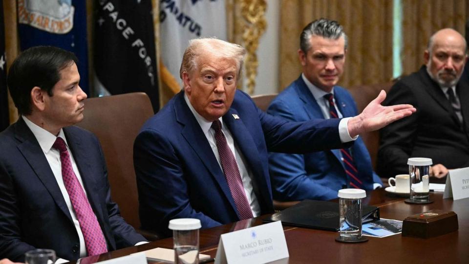 Ved et regeringsmøde 26. august er Trump flankeret af udenrigsminister Marco Rubio (t.v.) og forsvarsminister Pete Hegseth. 