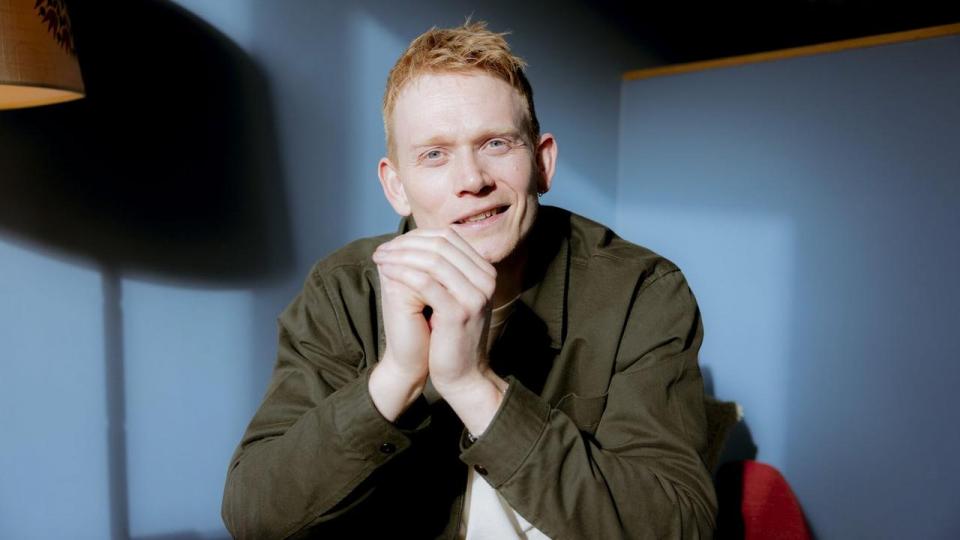 Standupper Mikkel Klint Thorius leverer et noget sjovere verdenssyn end tidens kaos i sit nye show “Nok om mig”, der havde premiere på Bremen 8. april. Den 33-årige komiker er hot lige nu.  