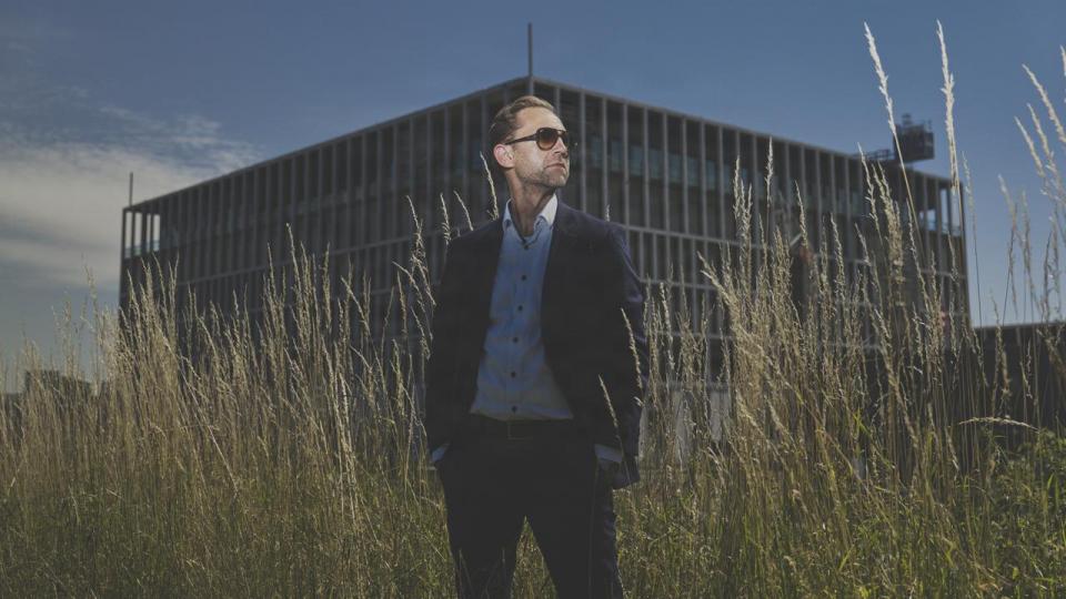 Mark Fiedel, cyberchef i Forsvarets Efterretningstjeneste, foran det nye hovedkvarter på Østerbro, der med sine 50.000 kvm bliver større end det 39 etager høje Mindet 6, der er ved at blive bygget i Aarhus.