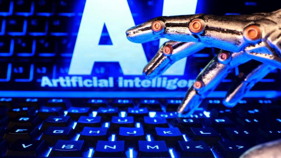 Tastatur og robothånd illustrerer kunstig intelligens.