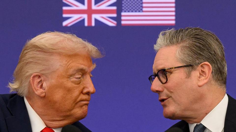 Donald Trump og Keir Starmer. USA’s præsident siger til Storbritannien, at landet ikke skal stole på Kina – men i lyset af hvad han har gjort mod Canada, kan Storbritannien så stole på USA?