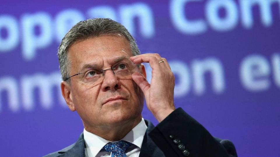 EU’s handelskommissær Maroš Šefčovič har beskyldt Kina for med sin kraftigt voksende eksport at true Europas samfundsmodel og industri.