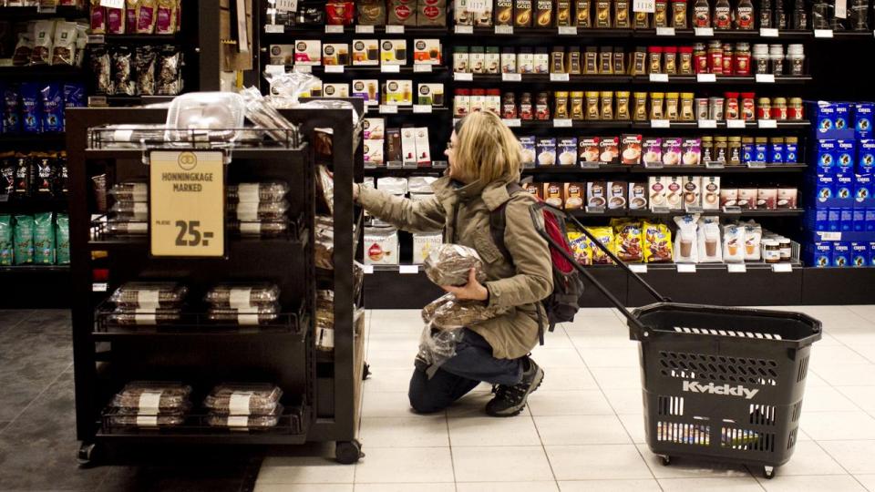 Krig i Mellemøsten og højere priser på energi er med til at øge inflationen og gøre det dyrere at handle, og det er noget, der sætter sig i danskernes syn på, hvordan det går økonomisk.