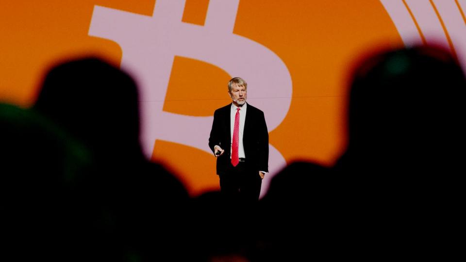 Michael Saylor er medstifter og formand for Strategy tidligere kendt som Microstrategy. Firmaet ejer ifølge analytiker ca. 3 pct. af alle bitcoin, hvorfor investorer holder øje med, hvorvidt der skal sælges ud af beholdningen.