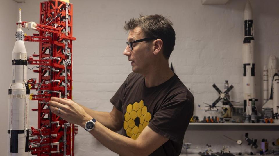 Lego-entusiasten Nico Daams hører til gruppen af AFOL, Adult Fans of Lego, og har fundet ligesindede gennem både Facebook og Lego Ideas, som er The Lego Groups crowdsourcing site, hvor man som amatør kan vise sin MOC, My Own Creation. Her med den røde Saturn V affyringstårn og det hvide 111 meter høje Saturn V måneraket, der blev sendt mod månen første gang i 1968.