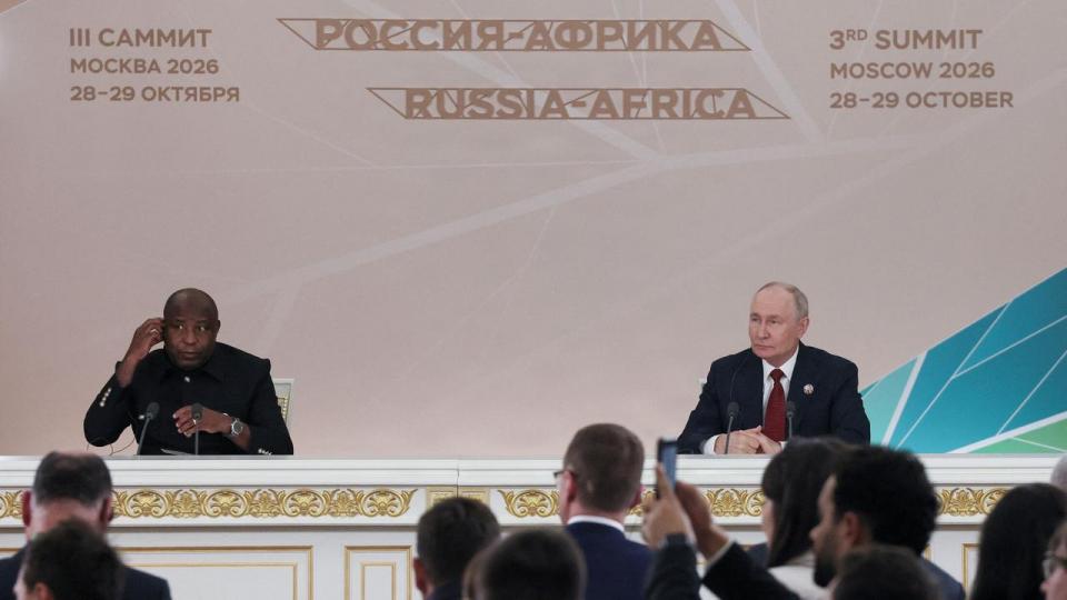 Den russiske præsident, Vladimir Putin, svarede torsdag på spørgsmål om det opkald, han har haft med den finske og den norske leder, som efterfølgende mødte kritik fra blandt andre Mette Frederiksen (S). Putin udtalte sig efter et topmøde mellem Afrika og Rusland. Til Putins højre sad Burundis præsident, Évariste Ndayishimiye.