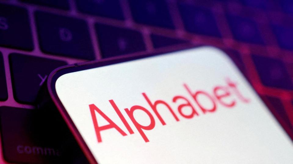 Alphabet og Amazon har bl.a. annonceret massive investeringer i AI. Selvom det har sendt aktierne nedad, er det godt nyt, for AI har udsigt til at blive markant billigere, skriver Thomas Thygesen