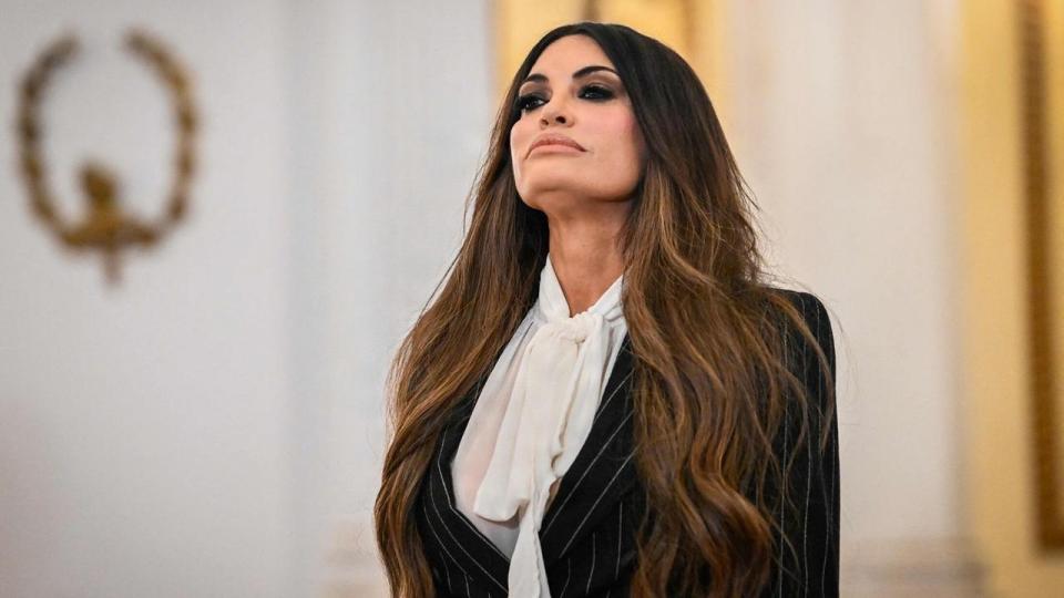 Kimberly Guilfoyle har siden november sidste år været USA's ambassadør i Grækenland. Nu er hun blevet bedt om at træde tilbage efter en række skandaler.