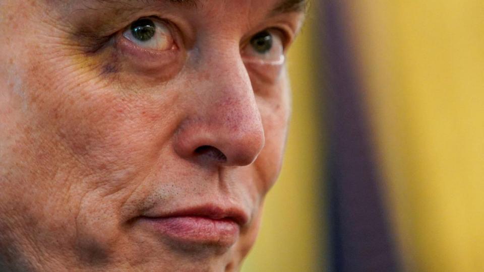 Tesla-aktien er faldet med omtrent 20 pct. siden årsskiftet, og Elon Musk advarer om “et par hårde kvartaler forude”.