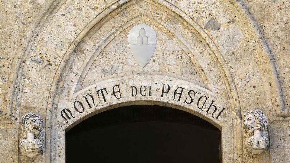 Denne port har været adgangen til hovedkontoret i verdens ældste bank, Banca Monte dei Paschi di
Siena, siden 1472. Hovedkontoret ligger i bymidten af Siena, der ligger i den sydlige del af Toscana-provinsen i Italien.