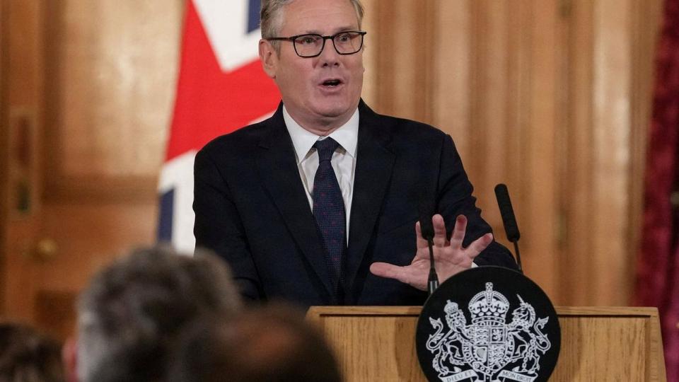 Storbritanniens premierminister Keir Starmer har på en pressekonference i Downing Street annonceret, at et forbud mod sociale medier skal beskytte børn og unge.
