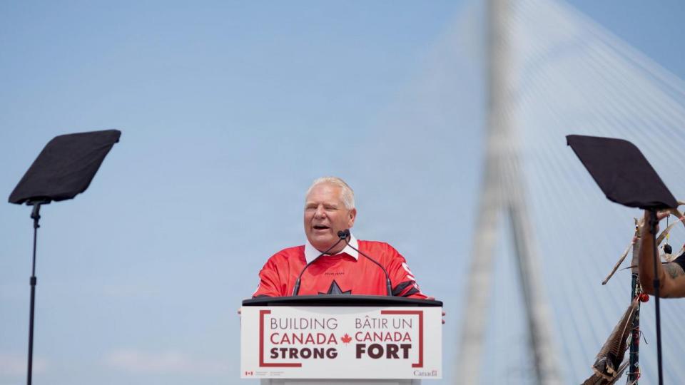Det er ikke premierminister i Ontario, Doug Ford, der fører handelsforhandlingerne for Canada. Men som politisk leder i en af de canadiske provinser, der har mest eksport til USA, er hans interesse i toldkrigen stor. Her taler han ved åbningen af broen Gordie Howe, der forbinder Windsor i Ontario med Detroit i Michigan, USA.