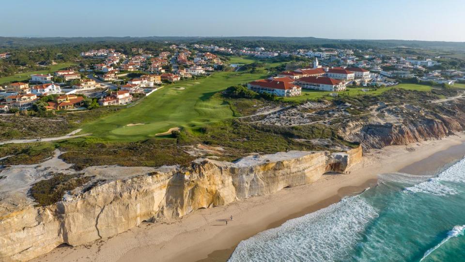 Fire skjulte golfperler befinder sig godt en time nordvest for Lissabon. Her får du sand mellem tæerne, mens du kæmper med vejrguderne på golfbanen.
