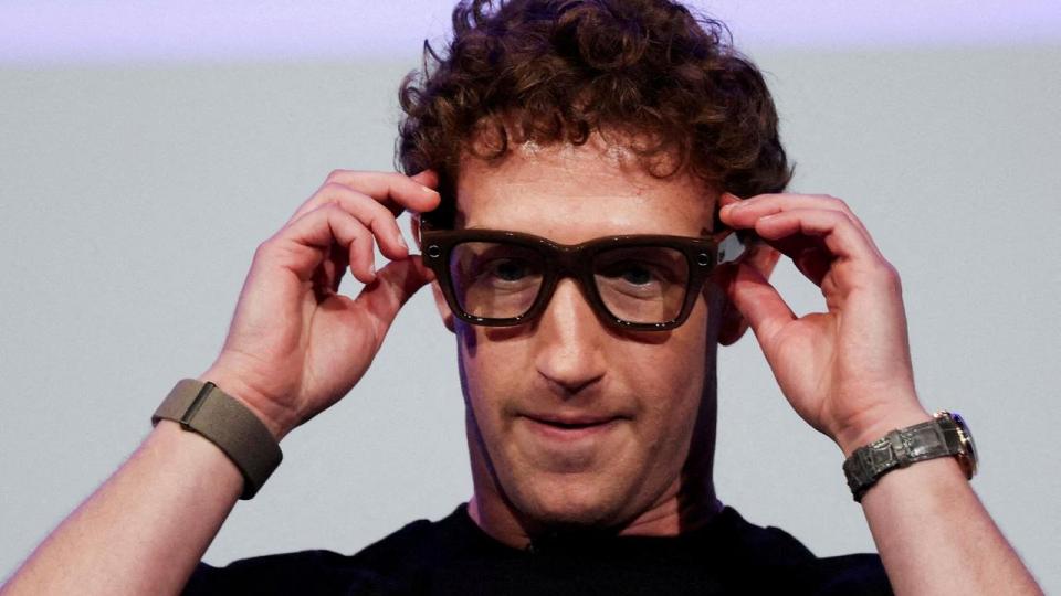 Sidste år kunne Metas topchef, Mark Zuckerberg, præsentere selskabets nye smartbriller. Nu vil EU's databeskyttelsesråd sikre, at det bliver tydeligt, at brillerne optager video og billeder. 