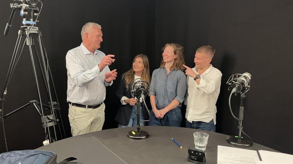 Apple, Nike og europæiske luksusaktier? “Børsen Investor Podcast” kigger på alle aktier og på pfas-risikoen i chipsektoren, som Mads Steinmüller (t.h.), chef for klima og natur i Danske Bank, har foretaget en analyse af. Her ses han med Ole Søeberg (t.v.), aktiestrateg i Brock Milton Capital, Josephine Cetti, chefstrateg i Nordea, og journalist og vært på “Børsen Investor”-podcasten, Gro Høyer Thielst. 