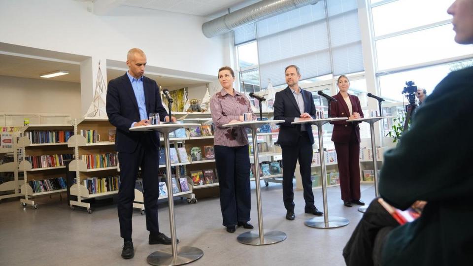 Socialdemokratiet vil gå til valg på, at der skal indføres et klasseloft på 14 i de mindste klasser. Udspillet blev præsenteret af statsminister Mette Frederiksen, finansminister Nicolai Wammen, børne- og undervisningsminister Mattias Tesfaye samt Christina Krzyrosiak Hansen, borgmester i Holbæk samt formand for KL’s børne- og undervisningsudvalg.