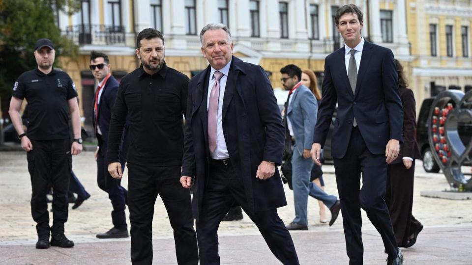 De amerikanske udsendinge Jared Kushner (t.h.) og Steve Witkoff (mf.) har søndag holdt møde med Ukraines præsident, Volodymyr Zelenskyj (tv.) med henblik på at finde en løsning på krigen med Ukraine og Rusland.