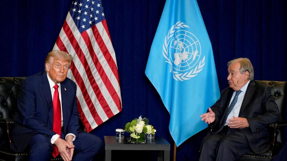 USA's præsident, Donald Trump, ses på billede fra sidste års generalforsamling i FN med FN's generalsekretær, António Guterres. Iranske repræsentanter får visa, som de i år kan deltage.