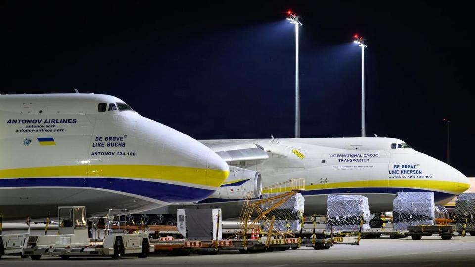 To ukrainske fragtfly af typen Antonov AN-124, der er parkerede i lufthavnen ved Leipzig/Halle. Kun på grund af en defekt udløsermekanisme blev et af de ukrainske fly ikke ramt af en drone, der angiveligt var russisk.