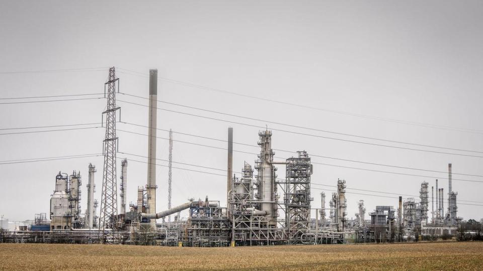 Raffinaderier som Kalundborg Refinery har brug for en konstant forsyning af råolie. Og derfor er raffinaderier i Europa og Asien nu ved at byde prisen på olie til kort levering op i hidtil usete niveauer. 