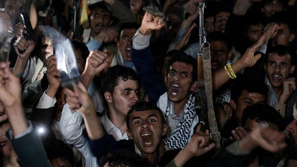 Støtter af houthi-bevægelsen demonstrerer i Yemen efter et angreb på Sanaa International Airport i Sanaa, Yemen, der også er blevet involveret i krigen mellem USA og Iran.