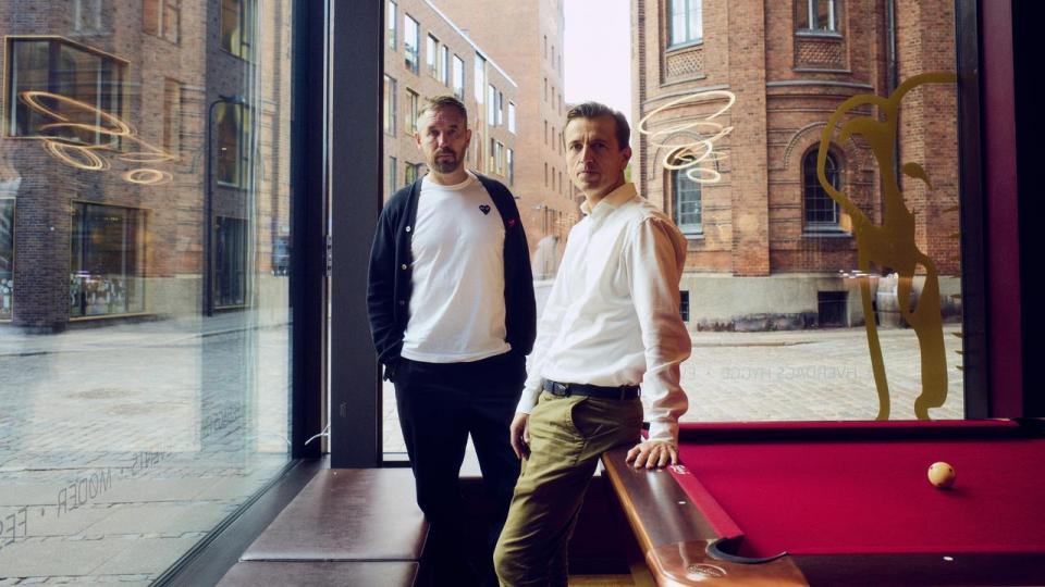 Stifter og adm. direktør i Mikkeller, Mikkel Bjergsø, og adm. direktør i Carlsberg Danmark, Peter Haahr Nielsen, kan i dag grine af de venskabelige drillerier, der har været mellem de to bryggerier.