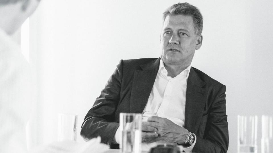 “Vi kommer til at se mindre bilproduktion i Europa og mere global udvikling og produktion,” siger Gernot Döllner, adm. direktør i Audi. Øget konkurrence fra Kina har fået Audi-topchefen til at tage drastiske midler i brug. Sidste år måtte han lukke en fabrik i Belgien, der beskæftigede mere end 3000 mennesker. 