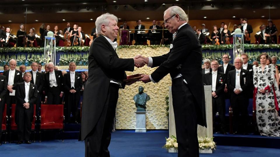 Richard Thaler (t.v.) i december 2017, da han modtog Nobelprisen i økonomi fra den svenske konge, Carl Gustav.