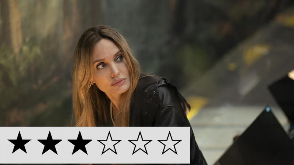 Angelina Jolie spiller filminstruktøren Maxine, der får brystkræft under modeugen i Paris i “Couture”. Det gør hun fremragende med alt den livserfaring og frygt, hun bærer med sig fra tidligere i livet.