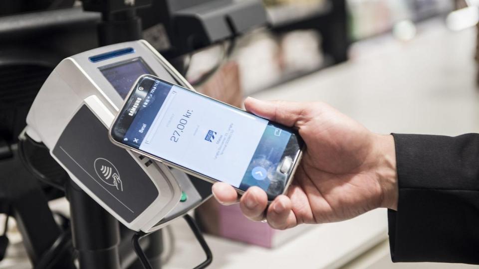Kunder i 40 af landets banker fik fra marts mulighed for at bruge deres dankort, når de betaler med Apple Pay.