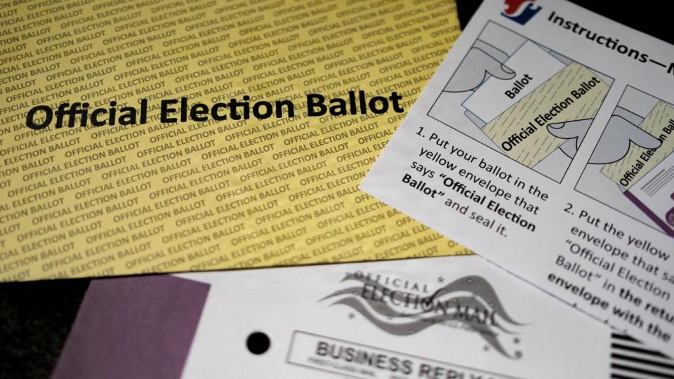 Billedet viser en stemmeseddel til at brevstemme fra primærvalget i delstaten Pennsylvania i maj. Trump har længe kritiseret brugen af brevstemmer i amerikanske valg.