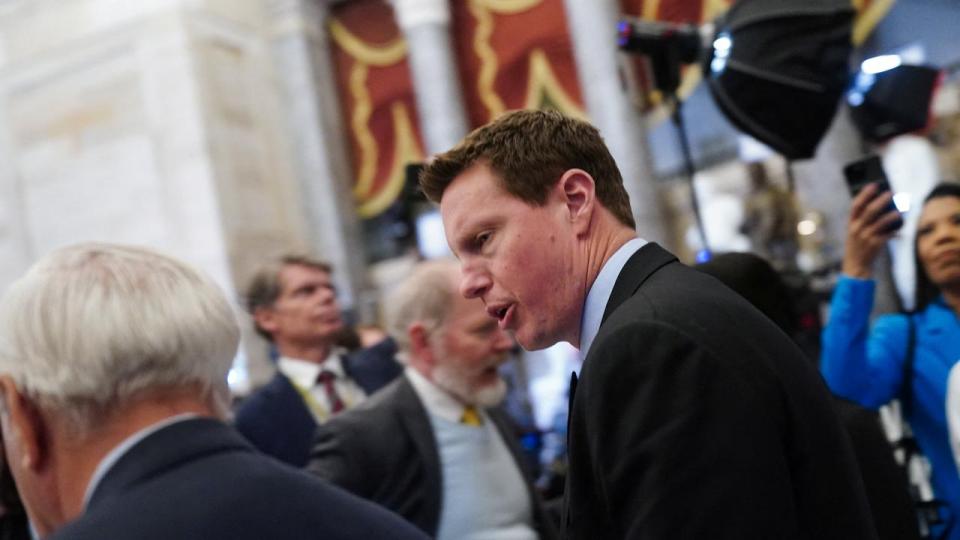 Paramount Skydance-topchef David Ellison (i midten) sammen med den republikanske senator Lindsey Graham (t.v.) ved præsident Donald Trumps “State of the Union”-tale tidligere på ugen.