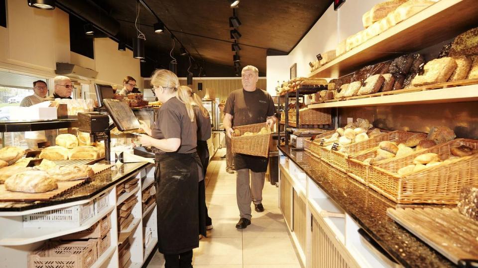 Bagermester Michael Spottag i sving i sin bagerforretning. Han solgte i 2018 sin bagerkæde til Lagkagehuset, men har nu åbnet nyt bageri. 