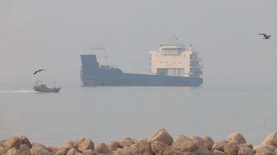 Skibe ligger for anker i Hormuzstrædet ved Bandar Abbas i Iran. Den iranske Revolutionsgarde hævder fredag at have ramt et tankskib, der sejler med gas, og advarer om, at andre skibe også kan blive angrebet.