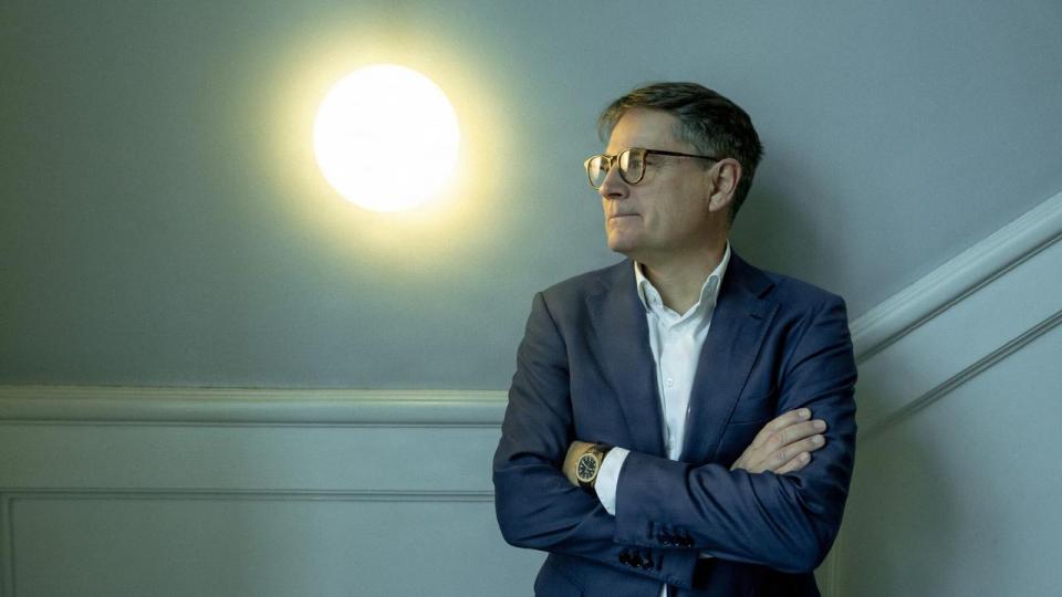 Den voksende tsunami af administrative regler, bøvl og byrder er den største hovedpine for danske virksomheder. Det skal der spotlys på, ellers taber vi terræn til Kina og USA, mener Brian Mikkelsen.